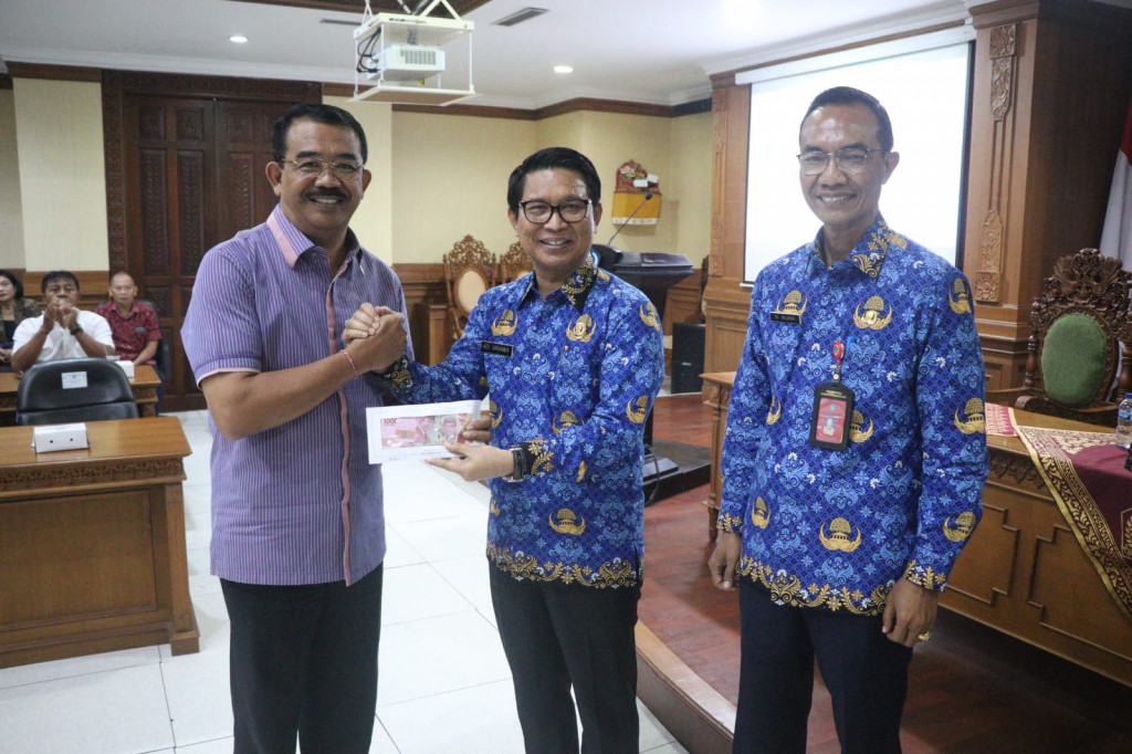 Sekda Adi Arnawa Serahkan Santunan Pensiunan, Kematian dan Bonus Atlet Korpri Badung